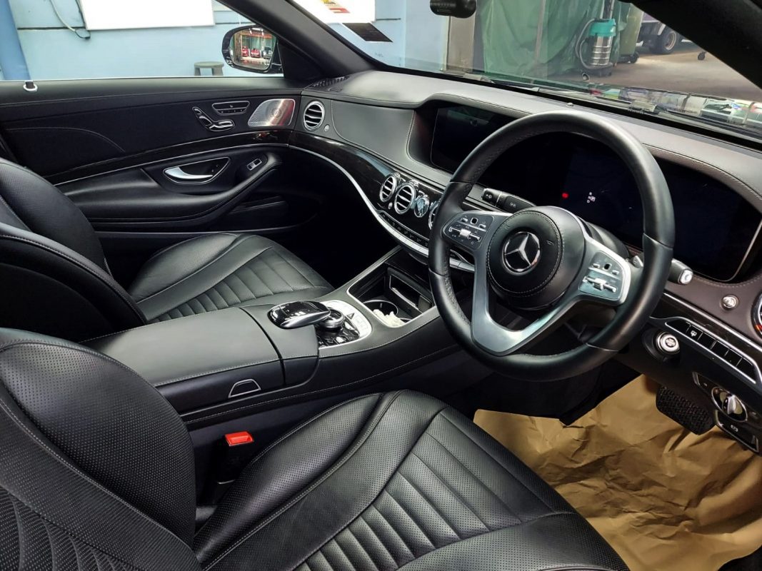 Mercedes-Benz S320L, fully resprayed at Revol Carz.