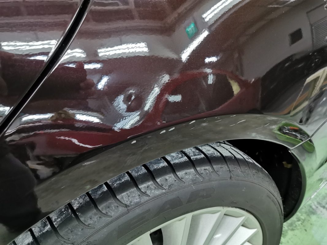 Deep scratches and paint chips on the Mercedes-Benz S320L at intake.