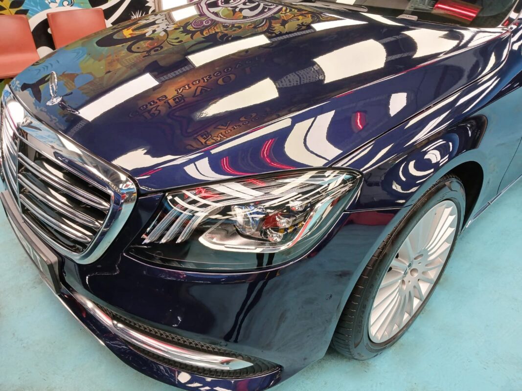 The Mercedes-Benz S320L from a side angle after the ceramic coating.