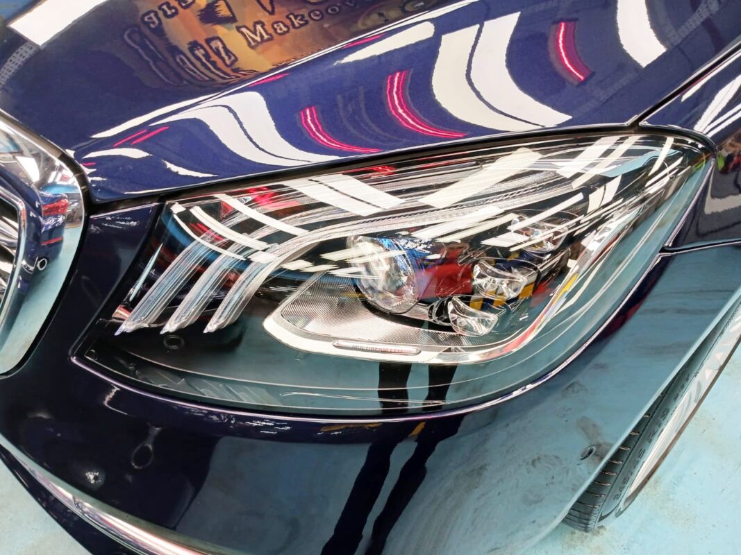 The S320L's coated paintwork showing clean reflections.