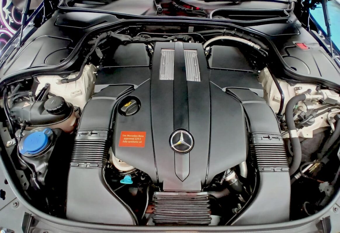 Detail of the Mercedes-Benz S320L's bodywork sealed with ZeTough Ceramic.