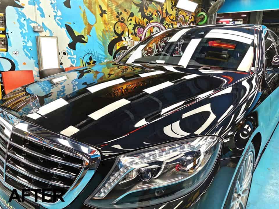 The S400's coated paintwork showing clean reflections.