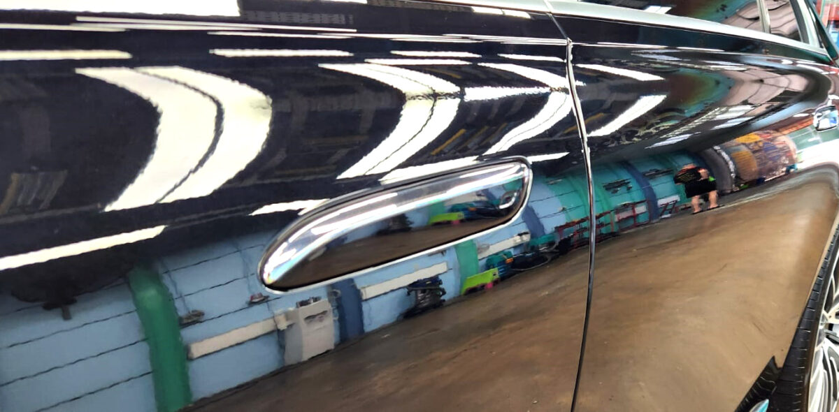 Side panel of the Mercedes-Benz S450L with the ceramic finish locked in.