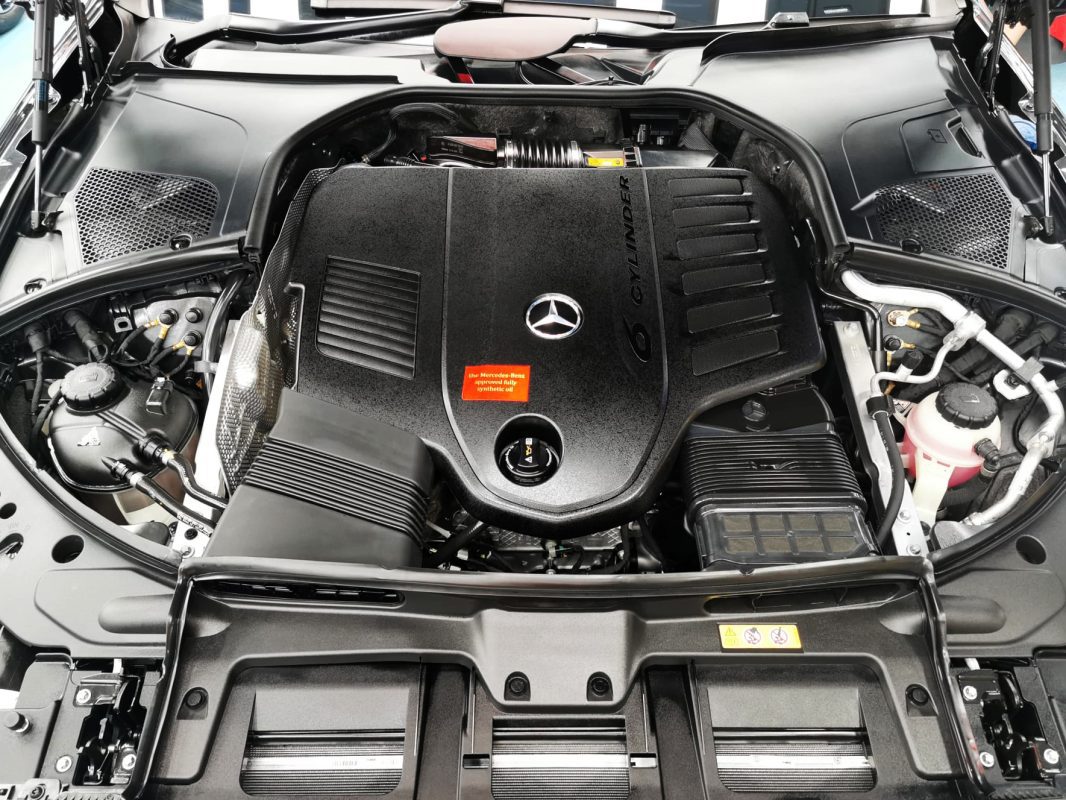 Detail of the Mercedes-Benz S450L's bodywork sealed with ZeTough Ceramic.