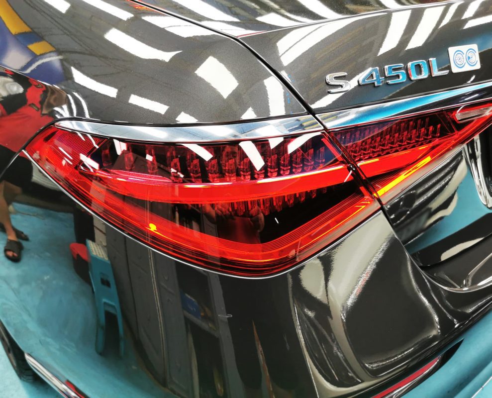 The coated bonnet of the Mercedes-Benz S450L under workshop lighting.