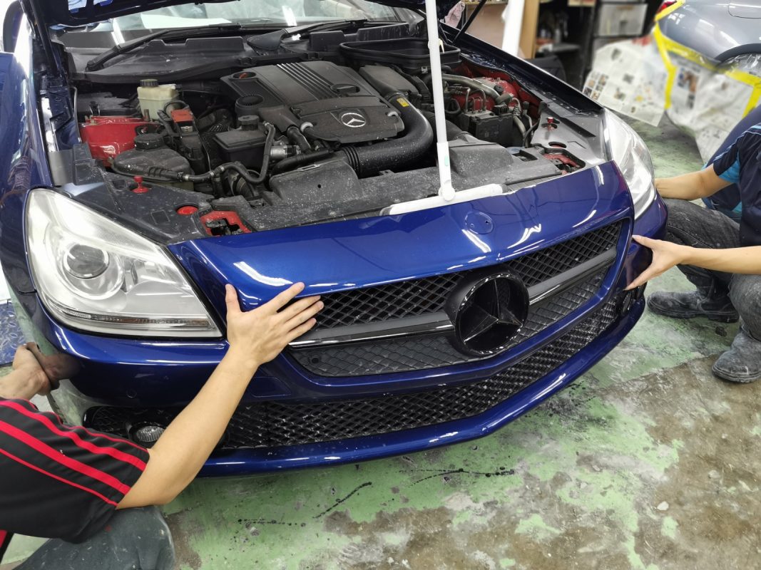 Previously removed car parts being refitted onto the SLK200.