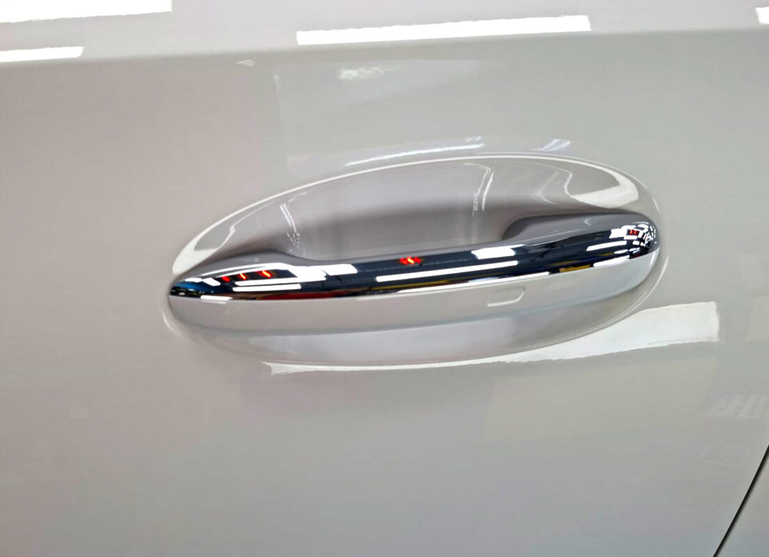 The coated paintwork of the Mercedes-Benz C180, clean and sharp.