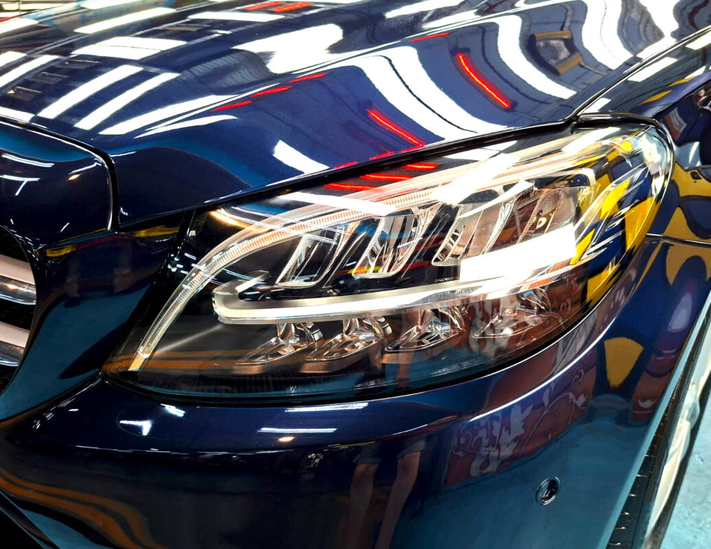 Glossy bodywork of the Mercedes-Benz C180 after coating.