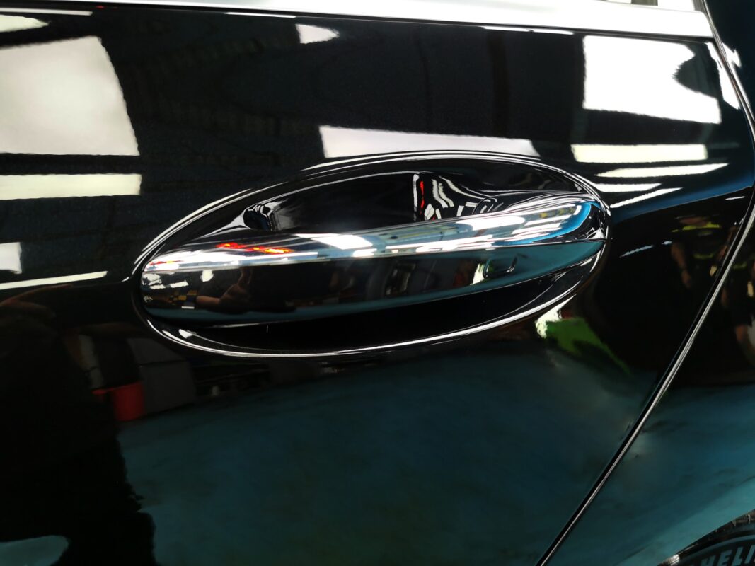 A chrome door handle on the Mercedes-Benz C200, clean after the work.