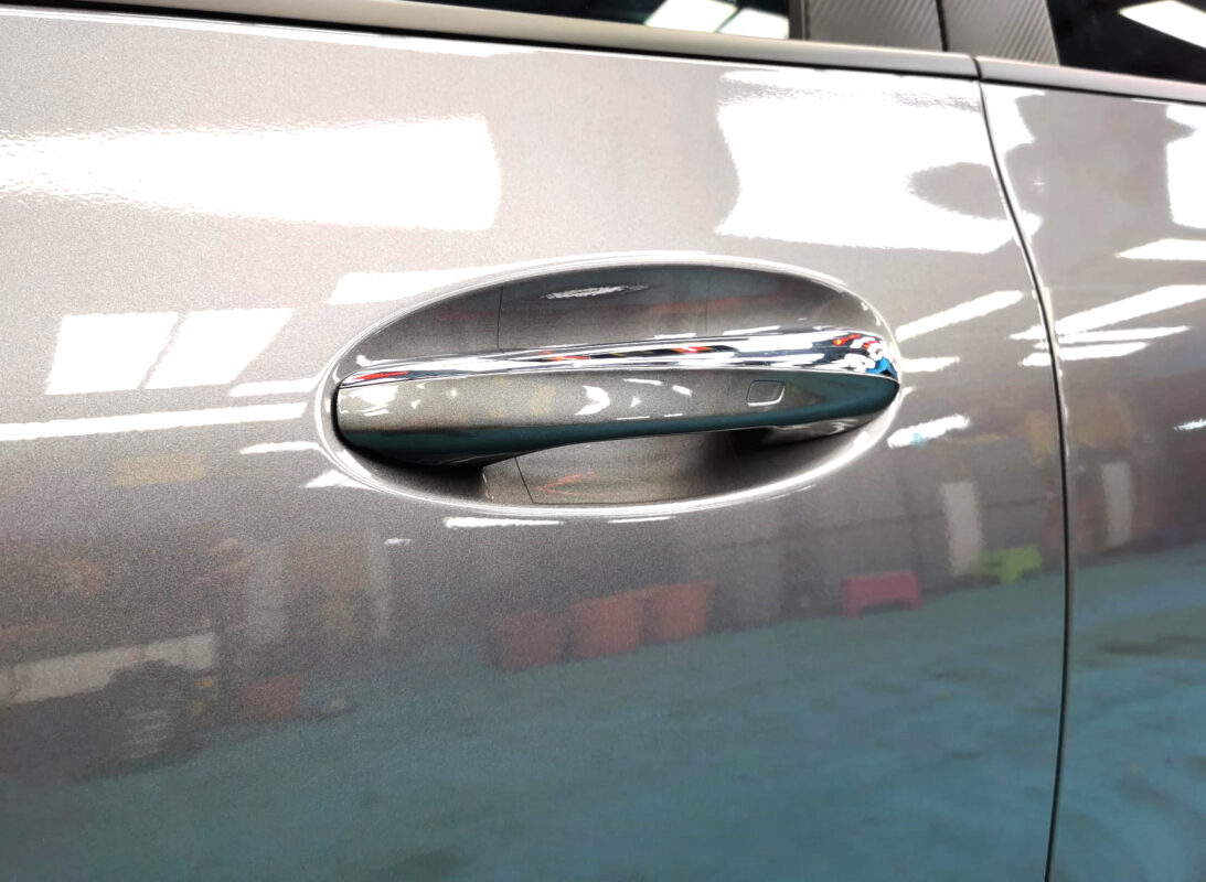 The coated paintwork of the Mercedes-Benz EQ250, clean and sharp.