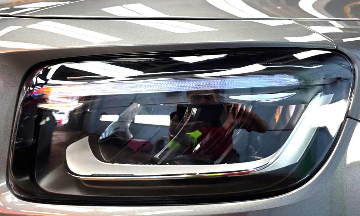 Glossy bodywork of the Mercedes-Benz GLB180 after coating.