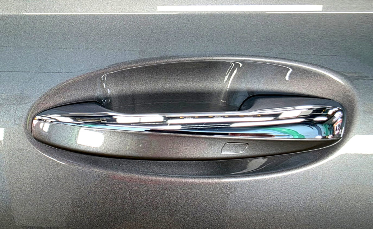 The coated paintwork of the Mercedes-Benz GLB180, clean and sharp.
