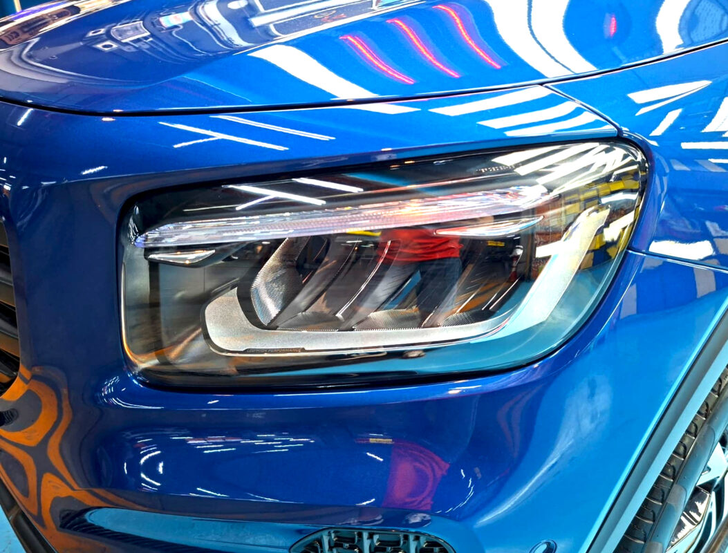 Glossy bodywork of the Mercedes-Benz GLB180 after coating.