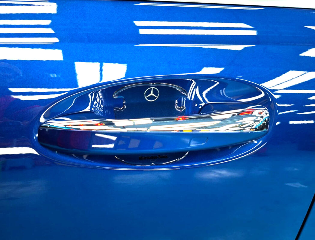 The coated paintwork of the Mercedes-Benz GLB180, clean and sharp.