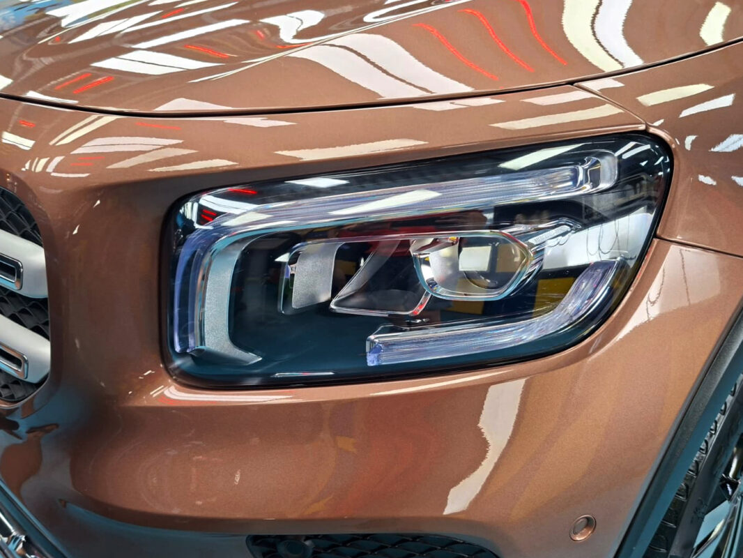 Glossy bodywork of the Mercedes-Benz GLB180 after coating.
