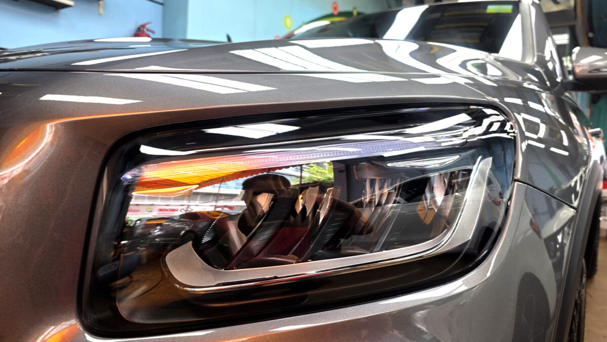Glossy bodywork of the Mercedes-Benz GLB180 after coating.