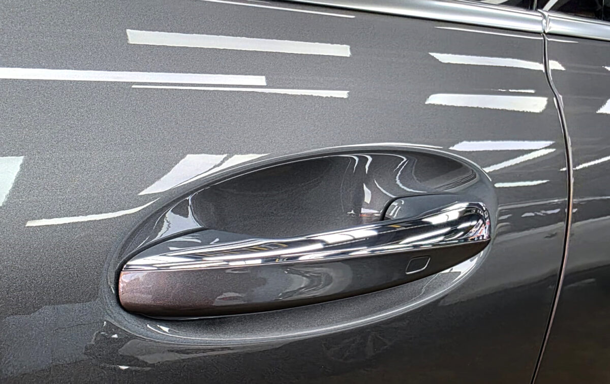 The coated paintwork of the Mercedes-Benz GLB180, clean and sharp.