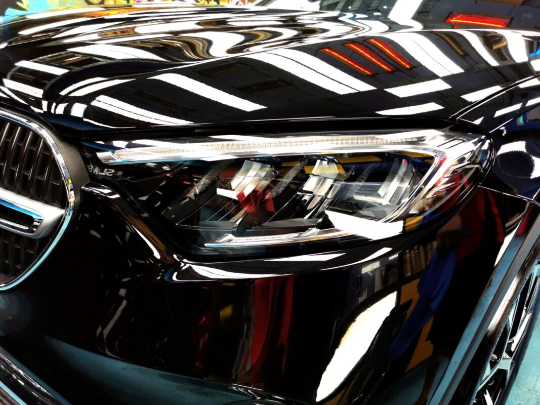 Glossy bodywork of the Mercedes-Benz GLC200 after coating.