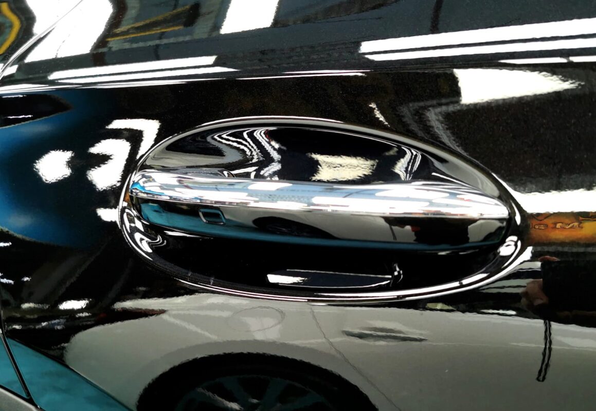 The coated paintwork of the Mercedes-Benz GLC200, clean and sharp.