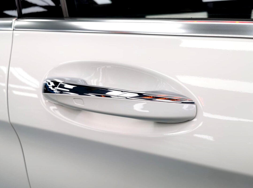 The coated paintwork of the Mercedes-Benz GLC 300, clean and sharp.