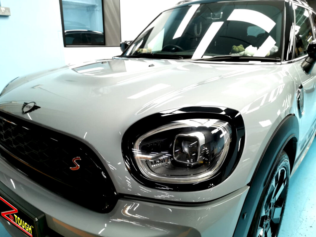 Side view of the MINI Countryman after the ceramic coating.