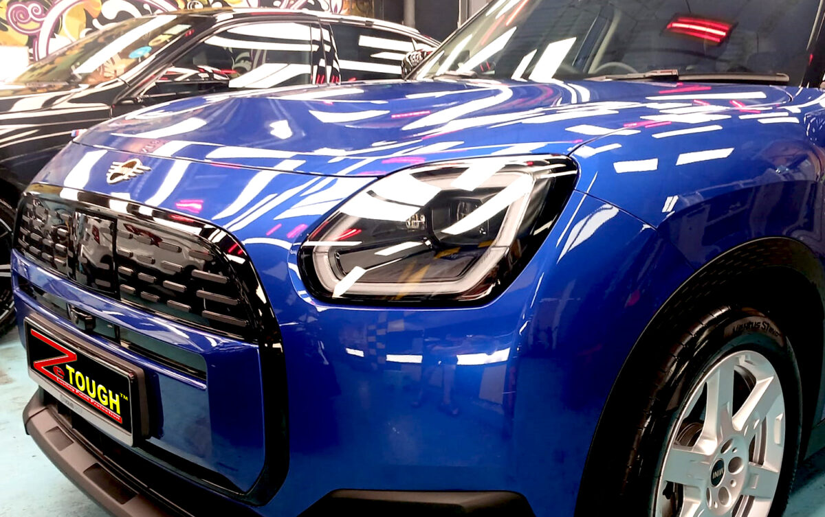 Side view of the MINI Countryman Cooper after the ceramic coating.