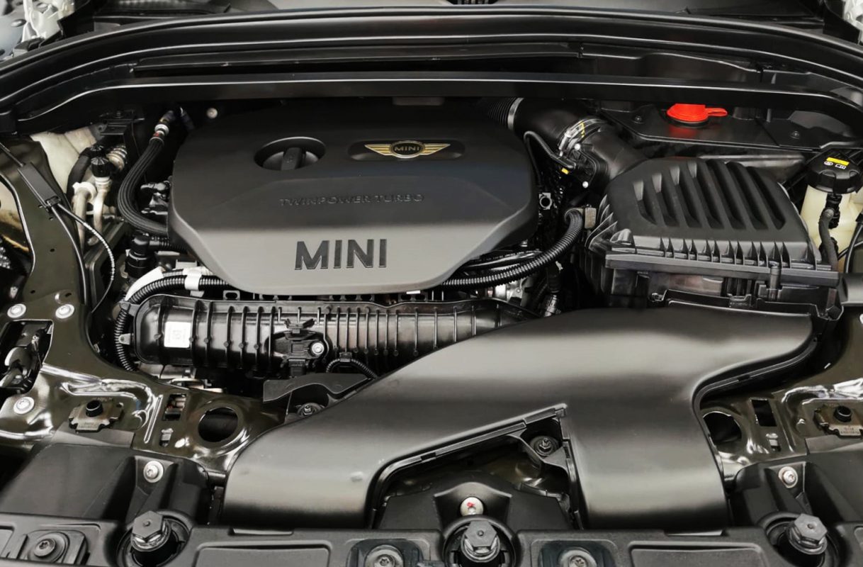 Detail of the MINI Countryman's bodywork sealed with ZeTough Titanium.