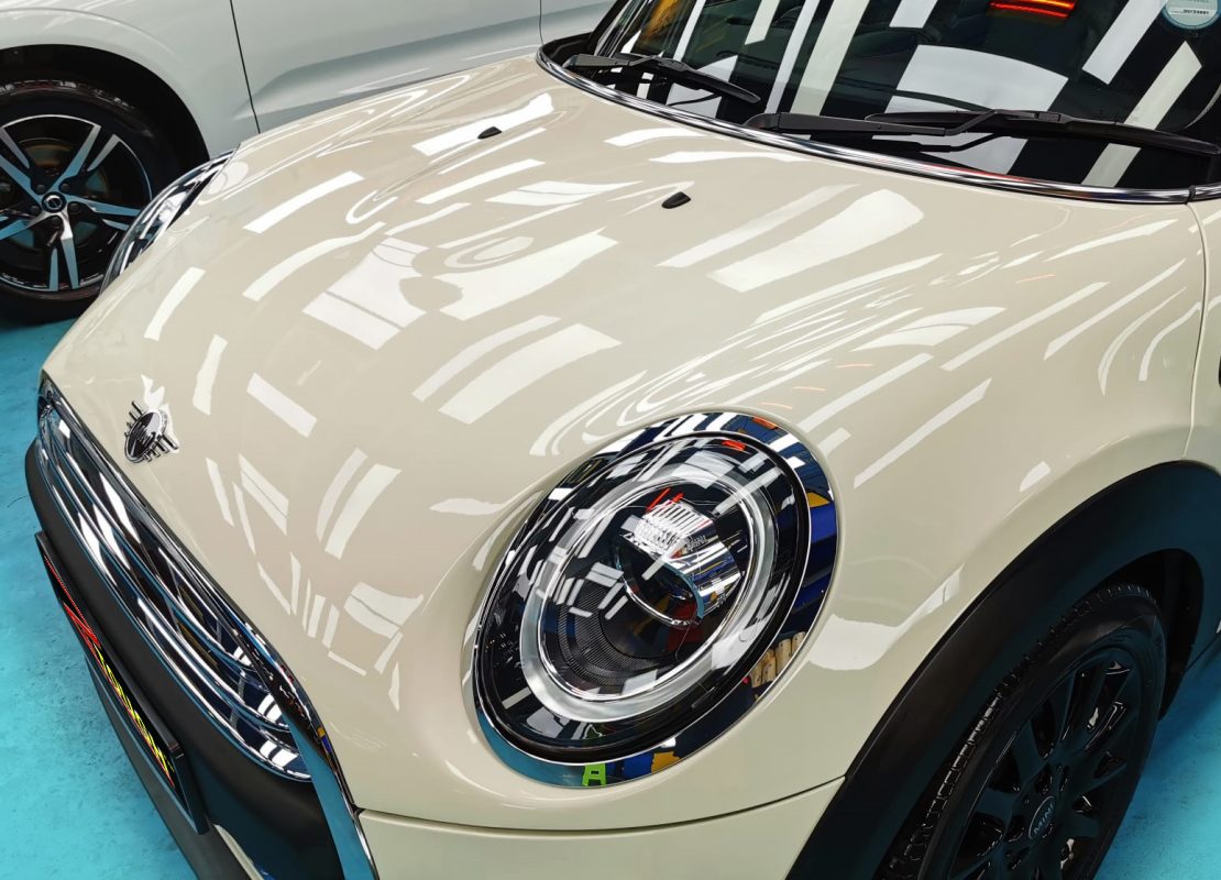 Side view of the MINI One after the ceramic coating.