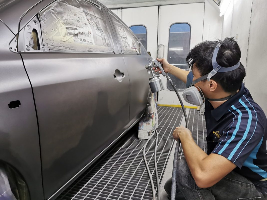 Compound polishing the Nissan Almera to bring up the shine after spraying.