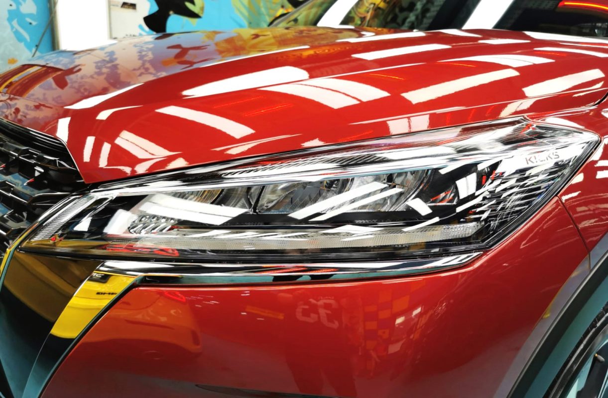 The Kicks's coated paintwork showing clean reflections.