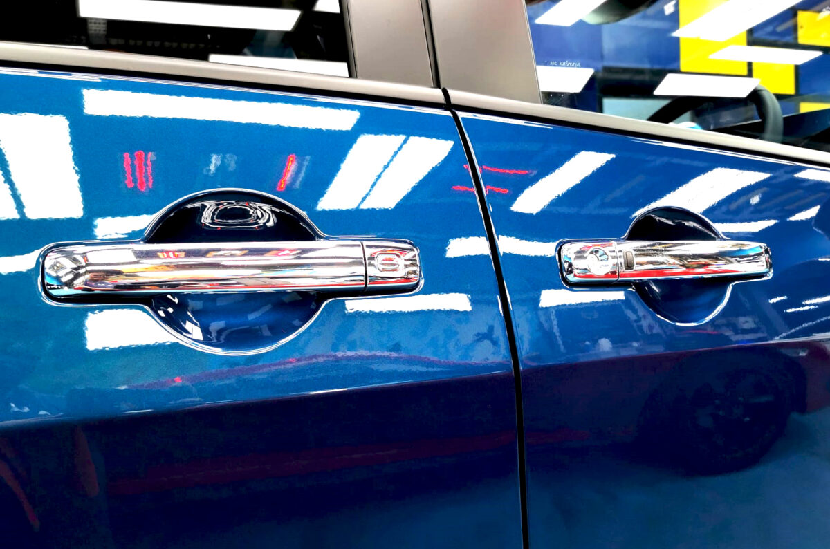 Front three-quarter view of the Nissan Serena after coating.