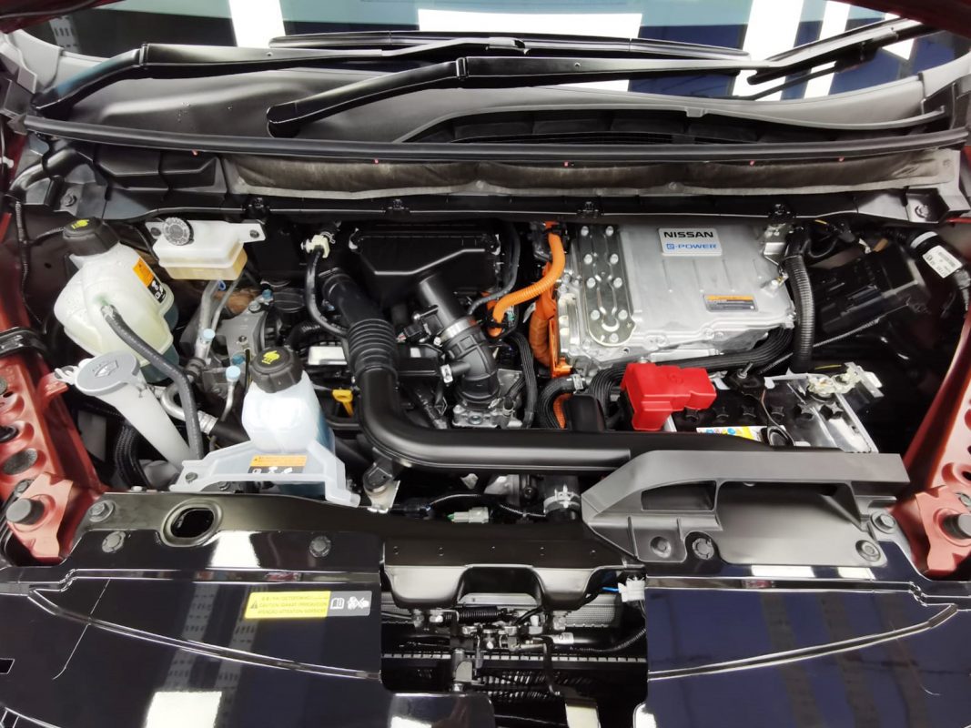 Detail of the Nissan Serena's bodywork sealed with ZeTough Ceramic.
