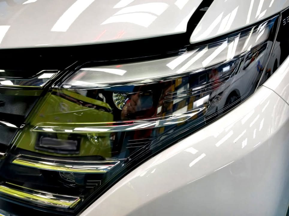 Close-up of the Serena headlamp beside the white front wing.
