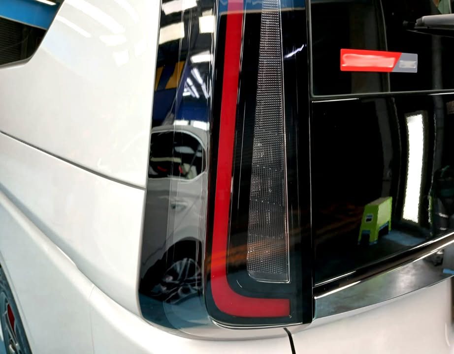 Close-up of the vertical rear light on the white tailgate.