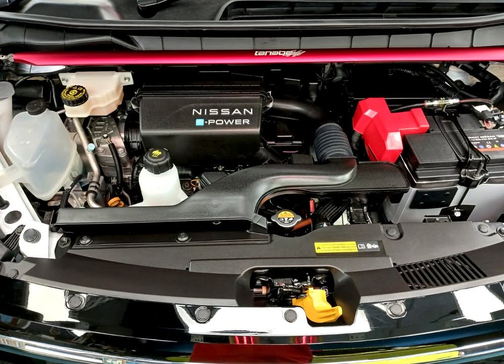Serena engine bay with the e-POWER engine cover.