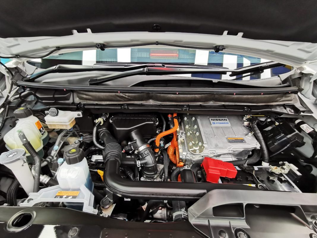 Detail of the Nissan Serena's bodywork sealed with ZeTough Ceramic.
