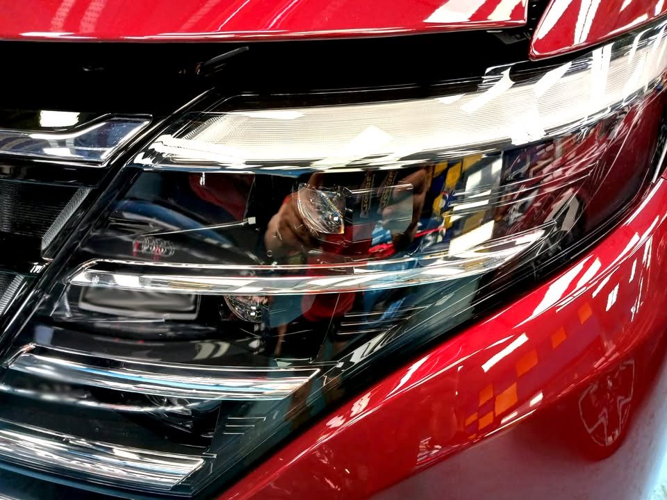 Close-up of the Serena headlight and red front wing.