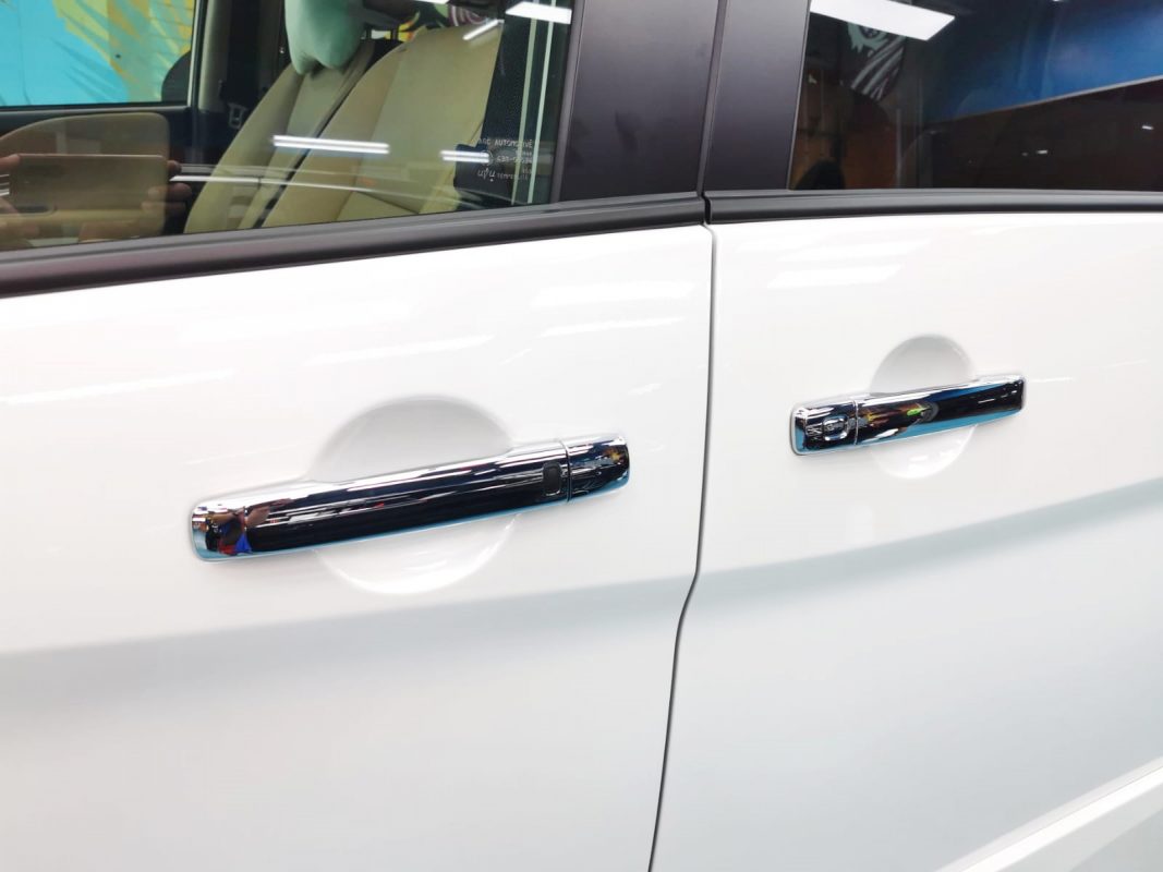 Rear three-quarter view of the Nissan Serena, glossy and protected.