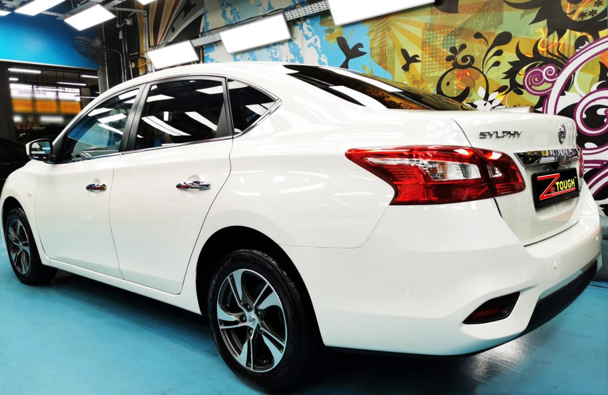The coated bonnet of the Sylphy under workshop lighting.