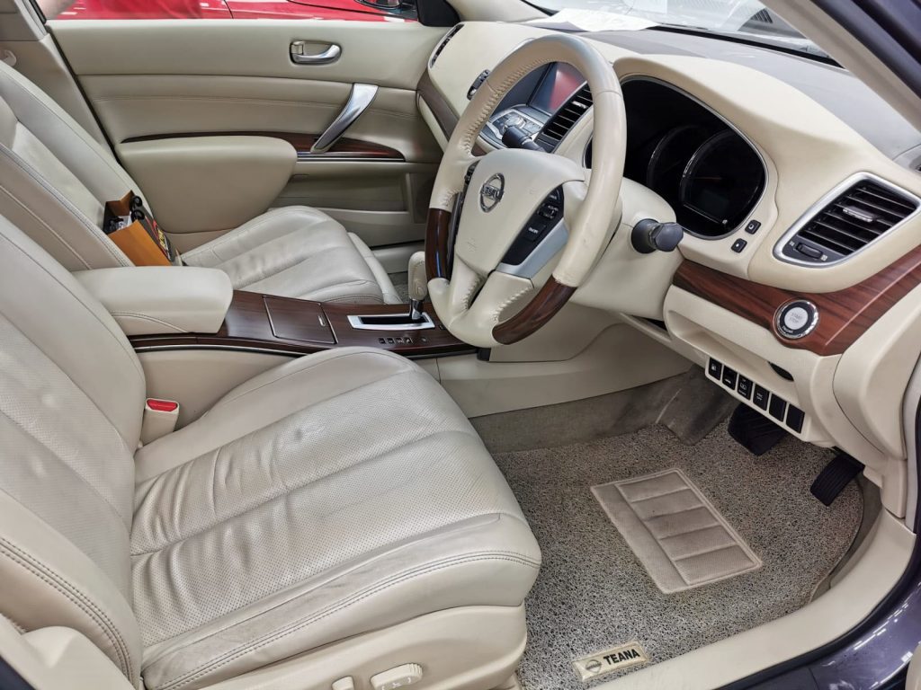 Detail of the Nissan Teana's bodywork sealed with ZeTough Titanium.