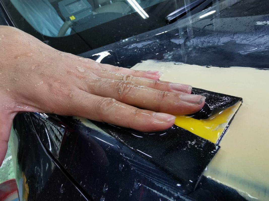 Levelling the body of the X-Trail in preparation for spraying.
