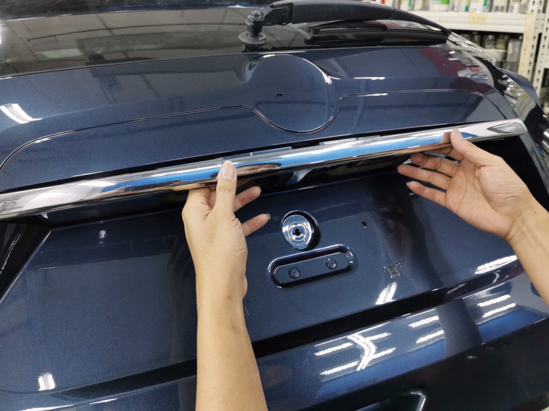 Polishing the new paint on the X-Trail to bring up the shine.