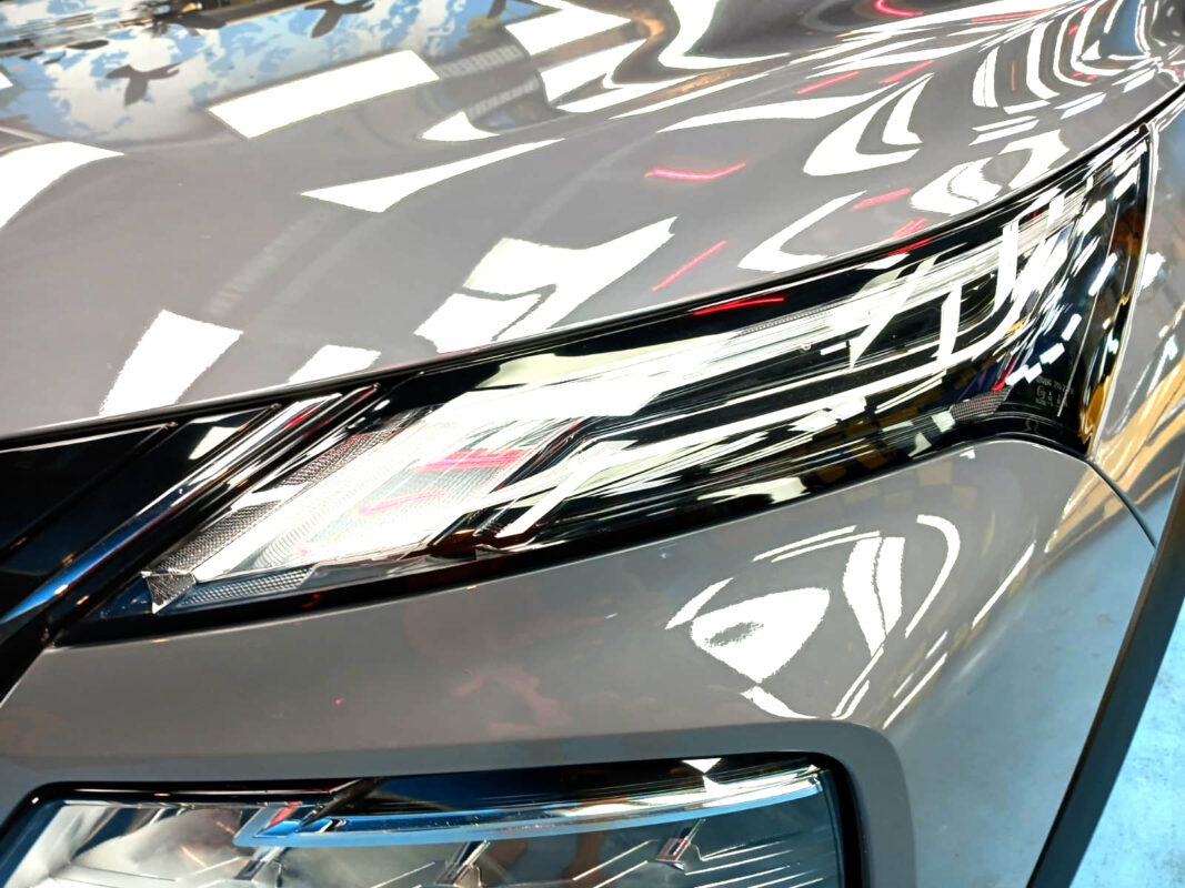 Glossy bodywork of the Nissan X-Trail after coating.
