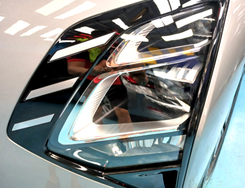 Glossy bodywork of the OMODA E5 after coating.
