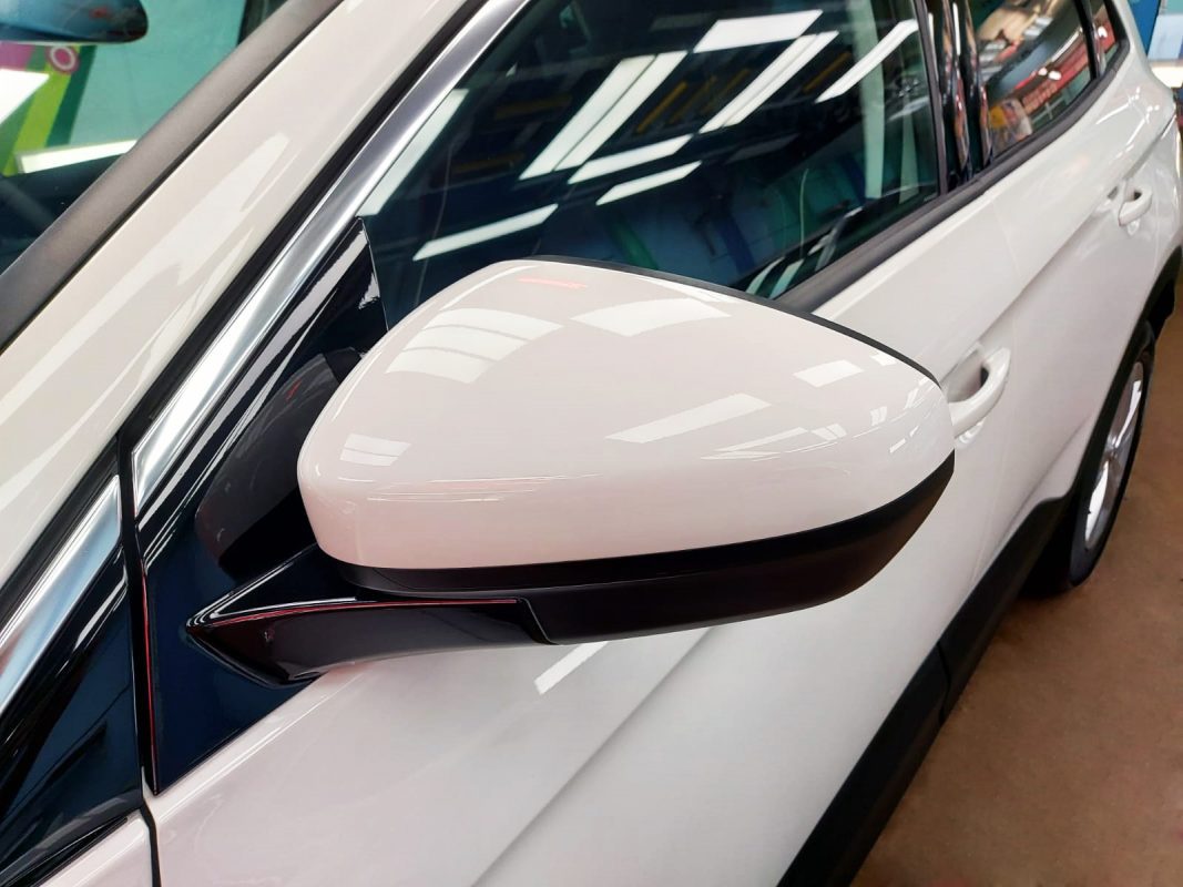Side panel of the Grandland X with the titanium finish locked in.