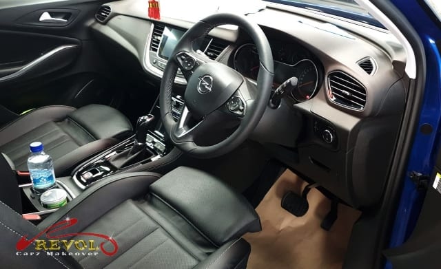 Front three-quarter view of the coated Opel Grandland X.