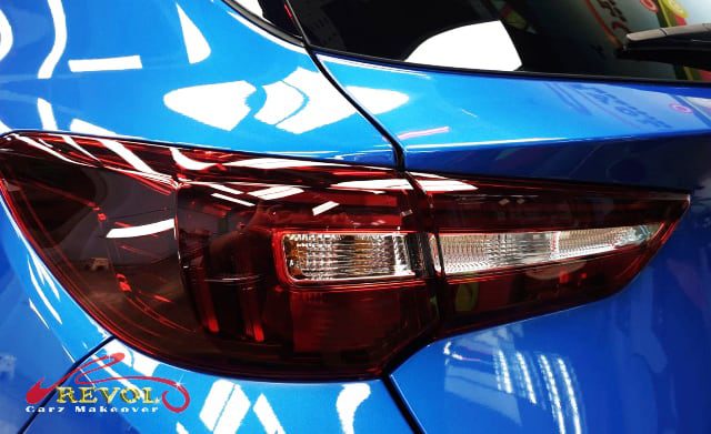 The coated bonnet of the Grandland X under workshop lighting.