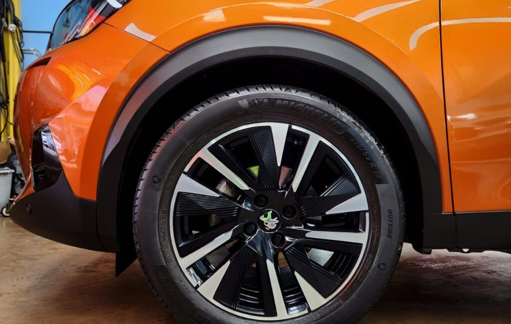Front of the Peugeot 2008 after the ceramic treatment.