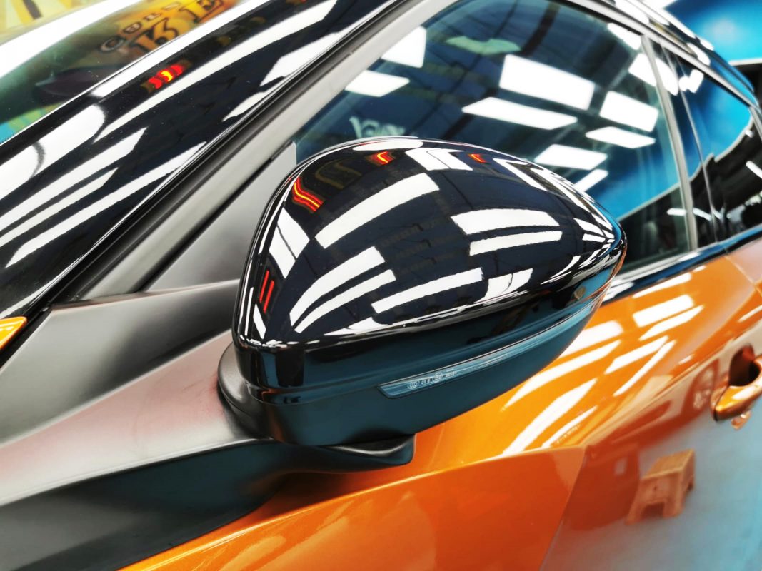 Side panel of the Peugeot 2008 with the titanium finish locked in.
