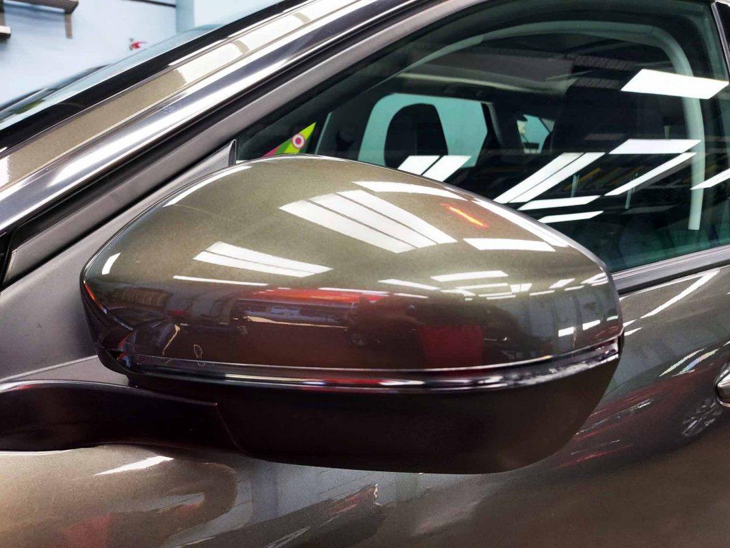 Side panel of the Peugeot 3008 with the ceramic finish locked in.